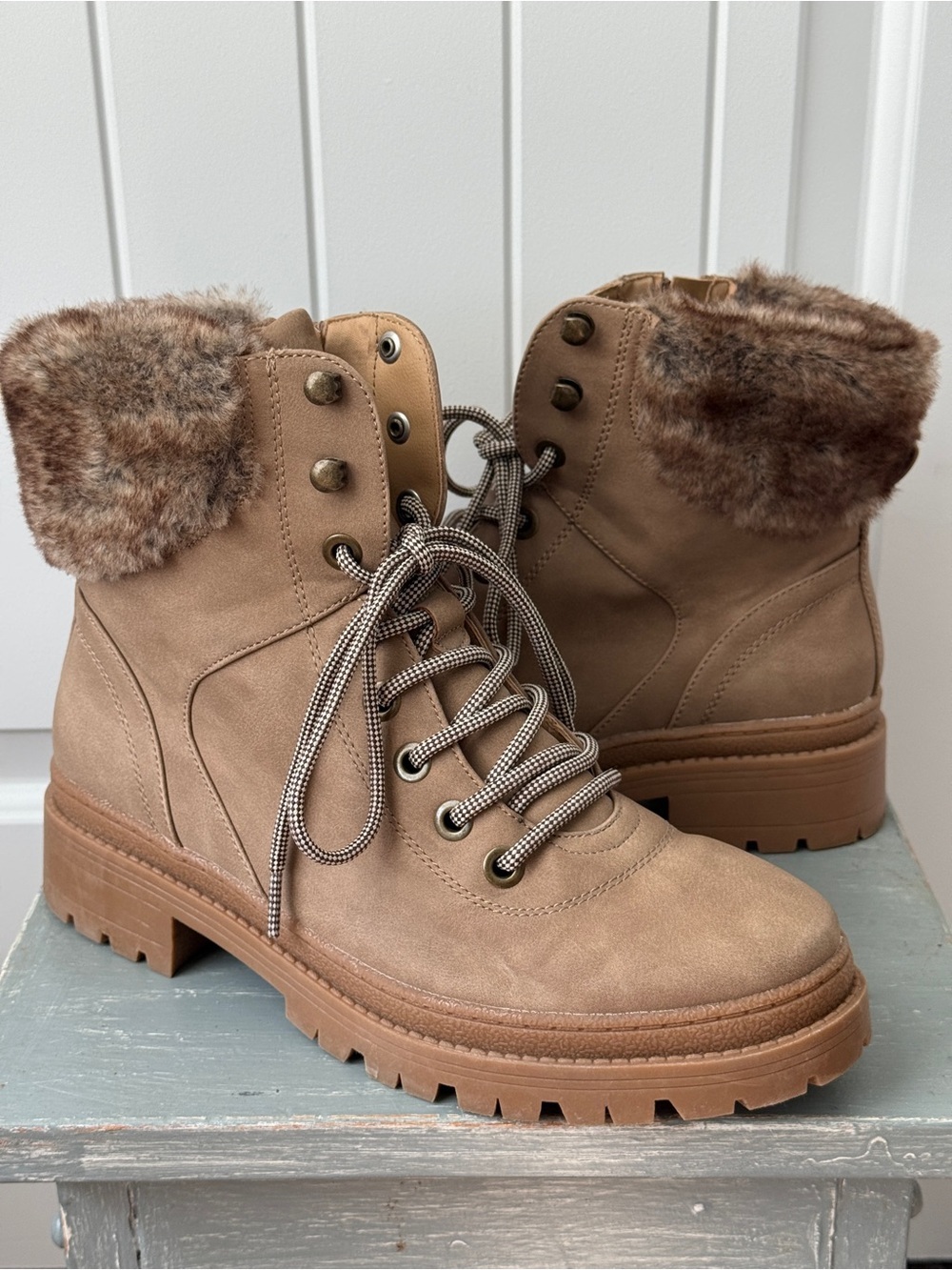 Universal Thread Women’s Tan Lace-Up Hiking Boots  | Combat Boots Size 10